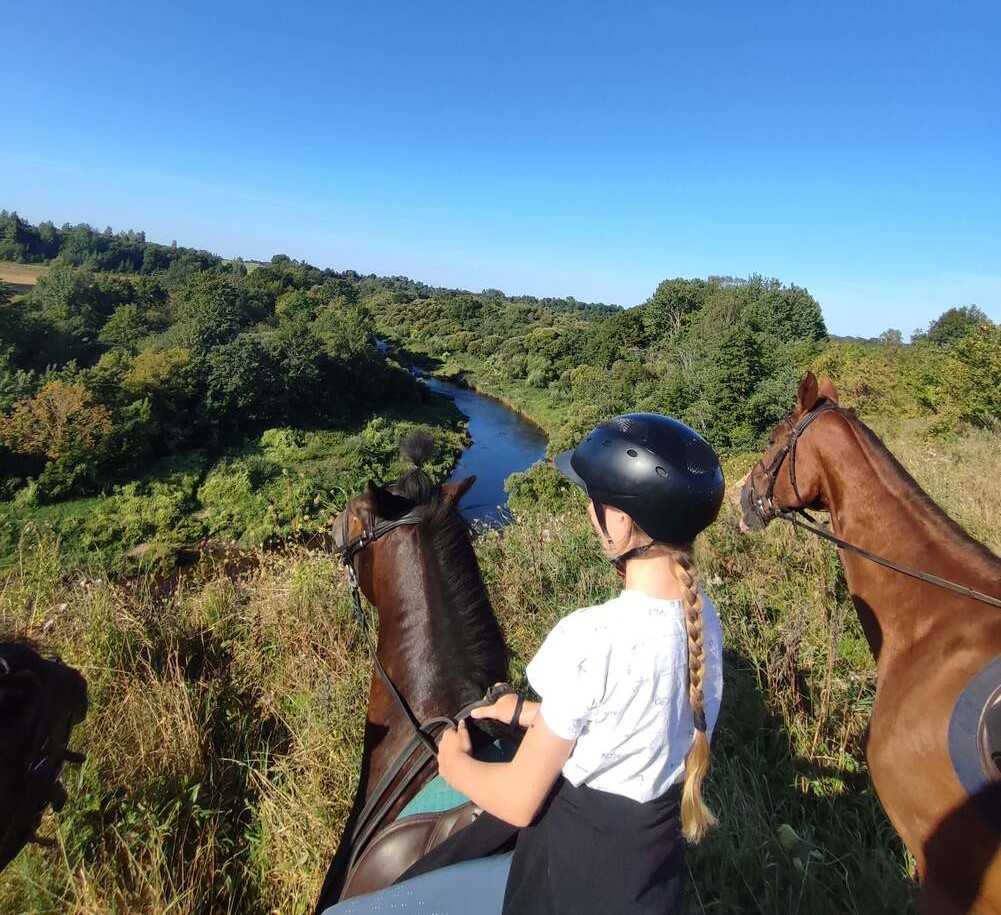 žygis su žirgais palei upę