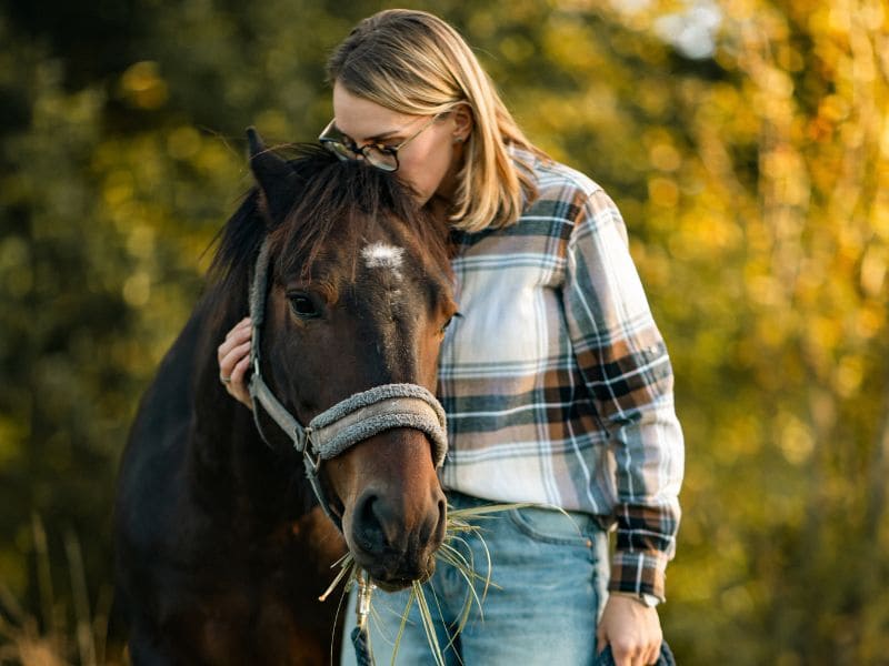 moteris-buciuoja-zirga moteris-buciuoja-zirga